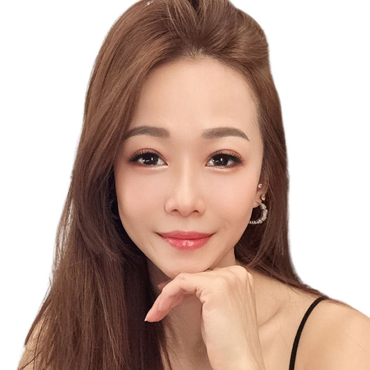 Woman with Pinkalulu pocket beauty lock matt on a white background